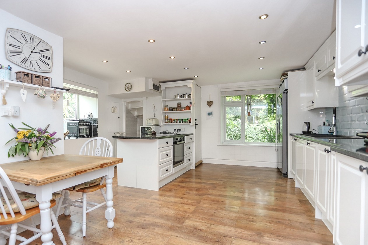 Fivebed house with bungalow annexe, 1.3 acres and doggy day care